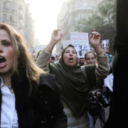 Fuente: RTVE. Manifestantes egipcias protestando contra la Junta Militar.