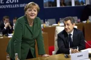 Fuente: La Vanguardia. El presidente francés Nicolas Sarkozy sonríe junto a la canciller alemana Angela Merkel, durante la sexta Cumbre de los líderes del G20 celebrada en Cannes.