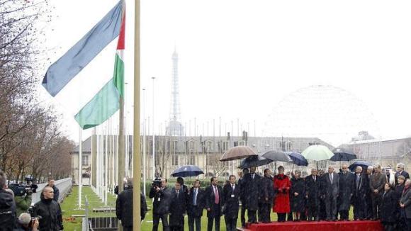 Fuente: ABC. Izado de la bandera de Palestina en la sede de la Unesco.