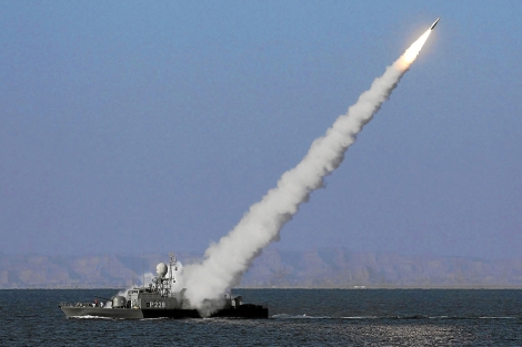 Fuente: EL MUNDO. Lanzamiento de un misil de alcance intermedio desde un buque de Irán
