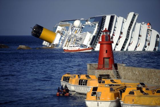 Fuente: EL PAIS. El crucero "Costa Concordia" encallado frente a la isla de Giglio.